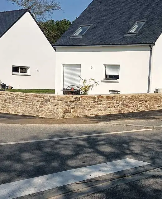 À Bénodet, dans le Finistère, Alto TP a réalisé la création d’un muret de parement en pierre