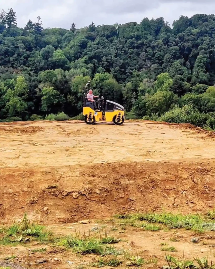 Aurelien Lamblé afondé Alto TP, entreprise spécialisée dans le terrassement, démolition, assainissement et aménagements paysagers à Locronan