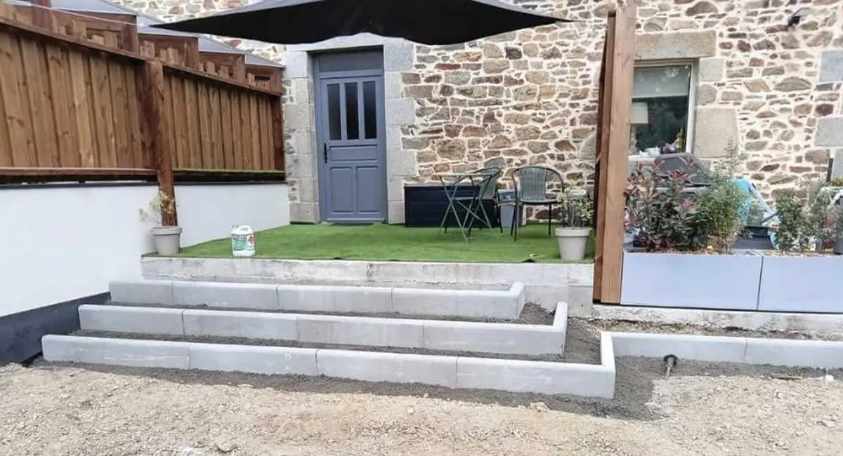 Conception et la pose de marches en bordures béton.