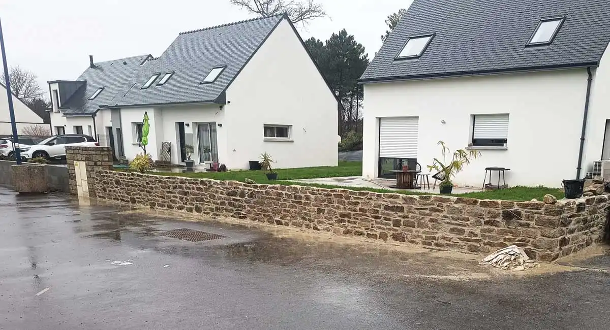 Alto TP, experte en terrassement et aménagements extérieurs basée à Locronan, a réalisé la création d’un muret de parement en pierre à Bénodet.