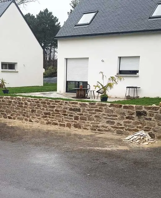 À Bénodet, dans le Finistère, Alto TP a réalisé la création d’un muret de parement en pierre