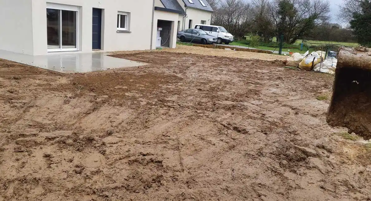 À Argol, dans le Finistère, nous sommes intervenus pour réaliser le nivellement du terrain d’une maison neuve