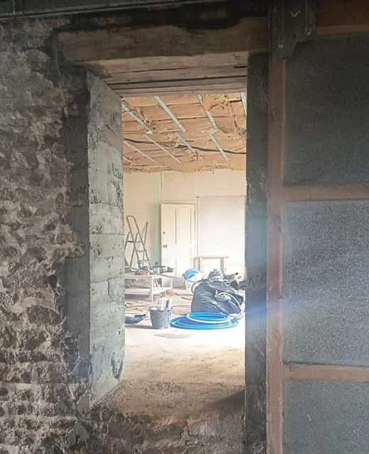 ouverture d’un mur dans une maison ancienne à Plozevet