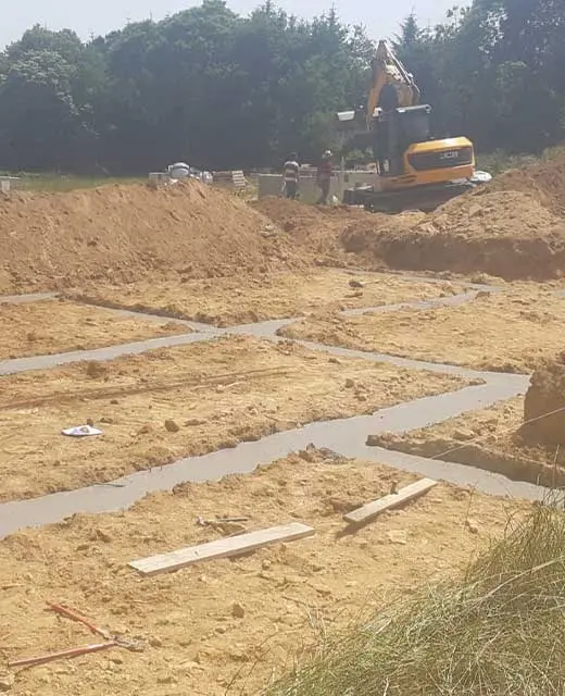 Alto TP, dirigée par Aurélien Lamblé, a finalisé la préparation d'un terrain à Douarnenez pour une construction neuve