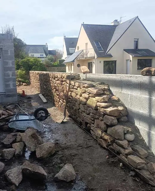 Chantier de création d'un mur en pierre naturelle à Audierne