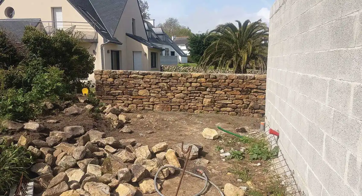 Découvrez la dernière réalisation d'Alto TP à Audierne : conception d'un muret de parement en pierre naturelle pour une construction neuve.