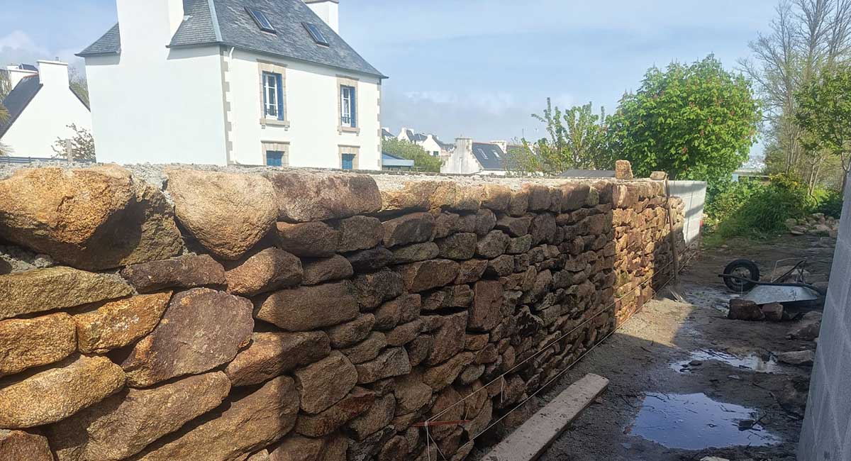 Découvrez la dernière Chantier d'Alto TP à Audierne : muret de parement en pierre naturelle pour une maison neuve.