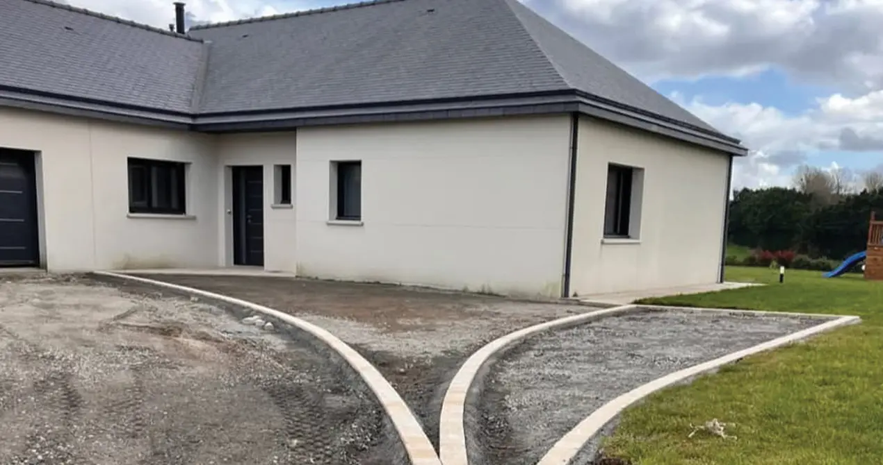 Pose d'enrobé noir pour une cour de maison à Quimper par Alto TP