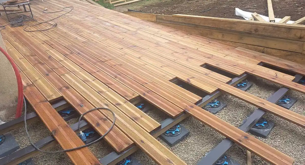 Aménagement extérieur maison : création terrasse en bois à Quimper