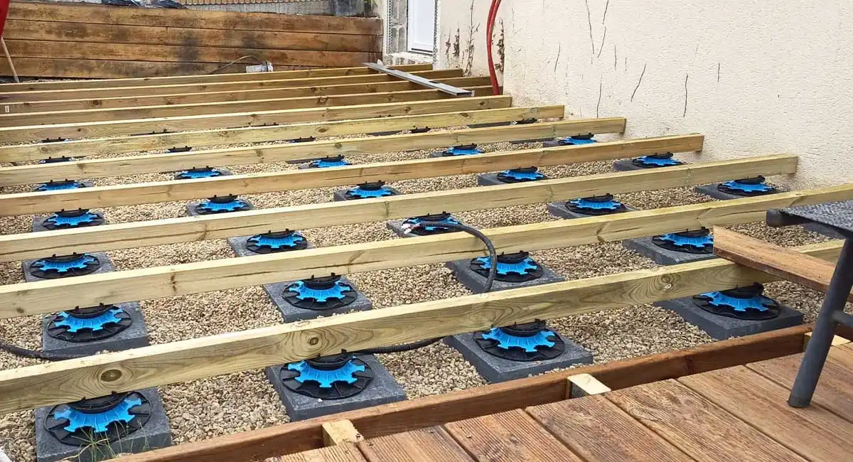 Découvrez le projet de terrasse en bois et d'ouverture de garage réalisé par Alto TP à Quimper