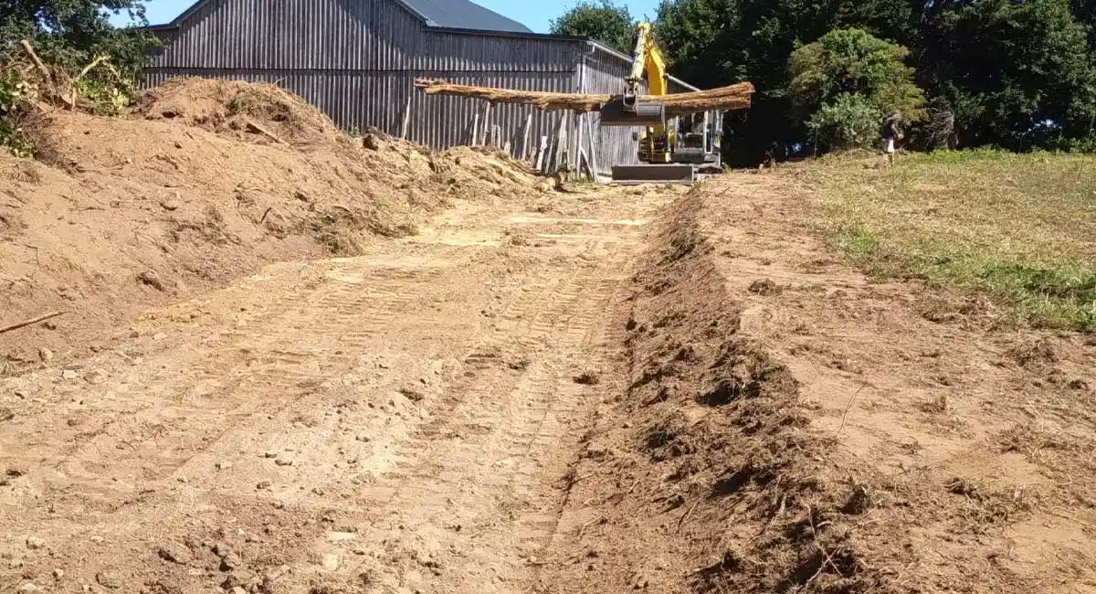 Travaux de terrassement pour la réalisation d’un chemin d’accès à Guengat