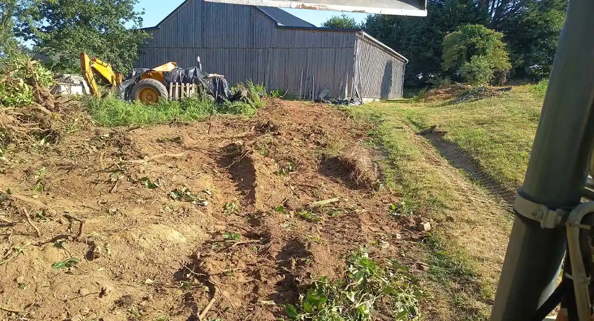 chantier de terrassement pour la réalisation d’un chemin d’accès à Guengat